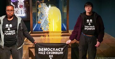 У Лондоні активісти закидали яблучним пирогом корону Британської імперії (відео)