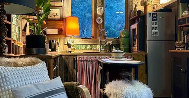 Женщина построила из старого дерева домик в лесу: миллионы людей мечтают жить, как она (фото)