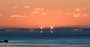 Сонячні роги: який вигляд має рідкісний "подвійний схід" Сонця під час сонячного затемнення (фото)