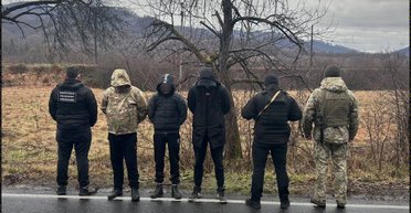 На Закарпатье мужчины пытались сбежать за границу, притворившись участниками траурного кортежа