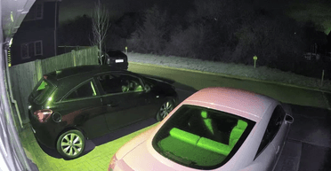 Супруги поймали на камеру "призрака", который две ночи подряд, пытался угнать автомобиль
