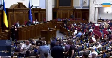 "Слуги народа" устроили драку в первый день возобновления трансляции из Рады (видео)