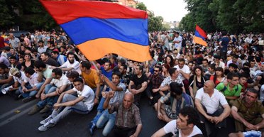 Еще не победа. Что происходит в Армении в период междувластия