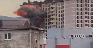 Массированная атака: в Новороссийске ПВО и РЭБ "направили" БпЛА в жилую многоэтажку (видео)