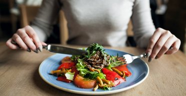 Это нужно запомнить. Диетологи назвали идеальное время для обеда