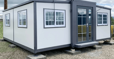 Оманлива ціна: мережа супермаркетів продає крихітні житлові будинки (фото)