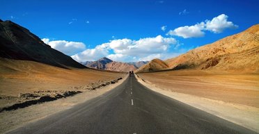 Невозможное возможно: названы загадочные места, где предметы катятся вверх по склону (видео)