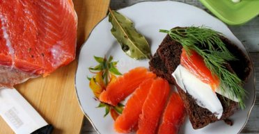 Корисні поради: як заощадити і смачно засолити червону рибу