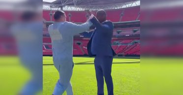 Усик против Дюбуа: британец не выдержал и толкнул украинского чемпиона на битве взглядов (видео)