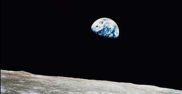 Землю омивають хвилі темної матерії: планета буквально може плавати в безкрайньому морі