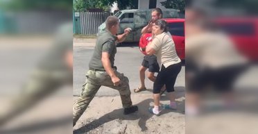 Бросались и ругались: на Харьковщине произошла стычка между военным и гражданскими (видео)