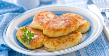 Картопляні пиріжки всього з двох інгредієнтів: найпростіший рецепт смачного перекусу