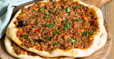 Вкусная закуска за 10 минут: рецепт восточной пиццы на лаваше с секретной приправой