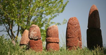 Похоронили под "камнем дракона": ученые исследовали останки двух младенцев, найденных в 1980 году