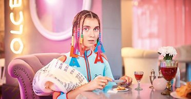 Крылья, бонусы, бумага. 7 лучших видеоклипов октября