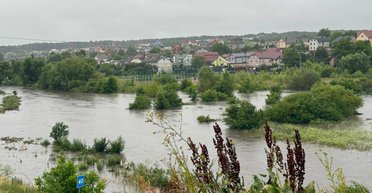 Мощные ливни накрыли запад Украины: во Львове — наводнение, в Луцке — затоплены улицы