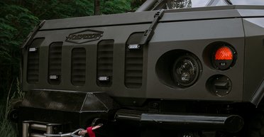 Оснащенные РЭБ и пулеметной турелью: бойцы НГУ получили новые бронеавтомобили "Новатор" (фото)