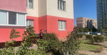 "Сидела на балконе и делала селфи": в Броварах из окна 7-го этажа выпала женщина, детали (фото)