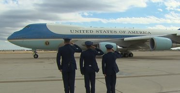 В США журналистов попросили перестать красть вещи с президентского самолета (видео)