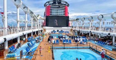 Жінка "реготала щосили" від запитання туристів і персоналу під час круїзу зі своїм татом (відео)