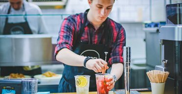 Переселенцям буде простіше знайти роботу? Що пропонує держава за працевлаштування ВПО