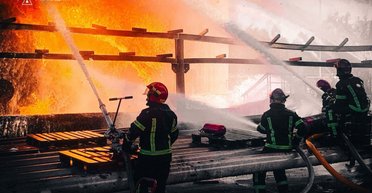 После ударов ВС РФ: на Киевщине третьи сутки не могут потушить масштабный пожар (фото)