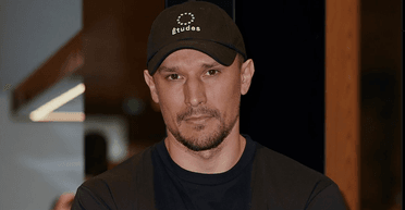 "Холостяк" Цимбалюк эмоционально ответил на упреки, что он сбежал из Украины