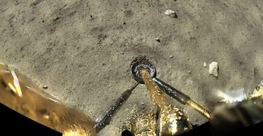 Це допоможе людям вижити на Місяці: створено спосіб отримання кисню і води з місячного ґрунту