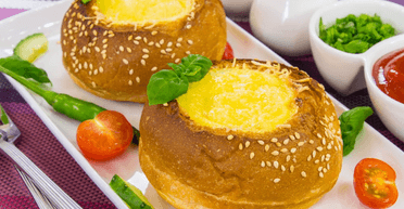 Овочі з яйцем і сиром, запечені в булочці: готується страва швидко і просто