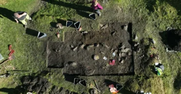 Не простые домохозяйки: в Норвегии археологи раскопали женские захоронения с уникальными артефактами (фото)