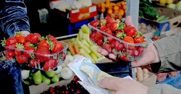 Стоимость клубники бьет рекорды: что влияет на цены и когда они упадут