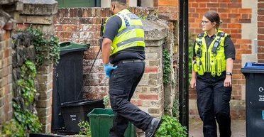 Поліція оточила вулицю: жартівник викинув підроблені частини тіла в сміттєвий бак (фото)