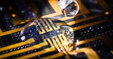 Учені придумали бездротову зарядку для вживлення в тіло: як її можна застосовувати