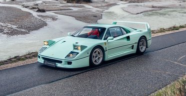 В Італії помітили культовий суперкар Ferrari F40 в унікальному кольорі (фото)
