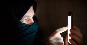 Вам посылка: как россияне крадут деньги с карт украинских беженцев