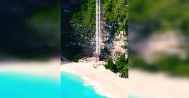 "Отвратительная штука": туристов возмутило строительство на одном из самых красивых пляжей в мире (видео)