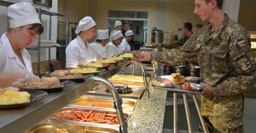 Заменял помидоры на огурцы: майор поставлял некачественные продукты для ВСУ (видео)