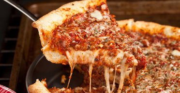 Очень много начинки и тонкое тесто: как приготовить Чикагскую пиццу