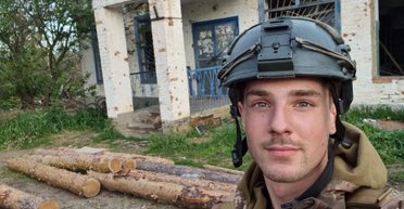 Простояв два дні: у Києві вандали зрізали дуб, посаджений на честь Романа Ратушного (фото)