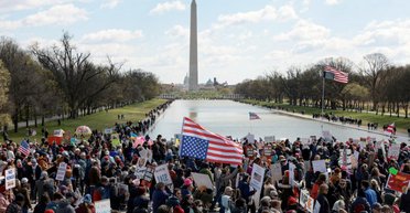 "Без королей": в США протестуют миллионы людей, требуя у Трампа "снять корону" (видео)