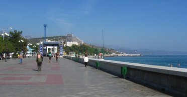 На набережной в оккупированной Алуште зарезали двух военных ВС РФ, — СМИ (фото)