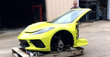 Десятки новеньких Chevrolet Corvette C8 разрезали пополам пилой на заводе (фото)