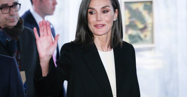 Королева Летиція в стильному вбранні відвідала ярмарок сучасного мистецтва (фото)