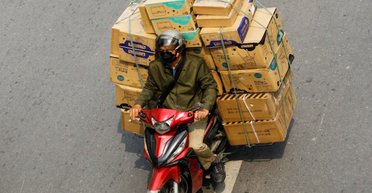 Курьер инсценировал ограбление: парень сам похитил десятки смартфонов, среди них новые iPhone 17