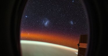 Астронавт NASA сфотографував дві найближчі до нас галактики з космічного корабля (фото)