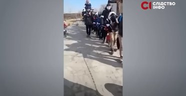 Водили со связанными руками детей: СМИ обнародовали видео с фотоаппарата оккупантов (видео)