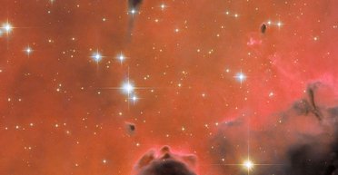 Заглянув у душу. Телескоп "Габбл" зробив знімок космічного "пуголовка" в червоному "морі" туманності (фото)