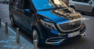 В Киеве заметили уникальный минивэн Mercedes Maybach (фото)