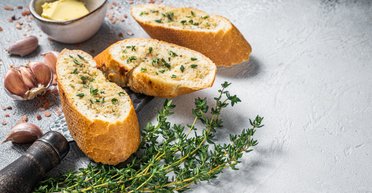 Часникові грінки з білого хліба: простий рецепт смачного снека