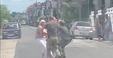 Об'їхала блокпост: на Закарпатті сталася бійка між жінкою та ДПСУ (відео)